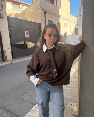 maglia con cravatta gioiello