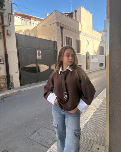 maglia con cravatta gioiello